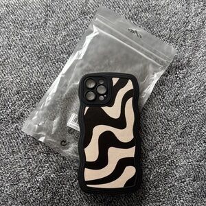 SHEIN Black and Cream Wave Pattern Phone Case